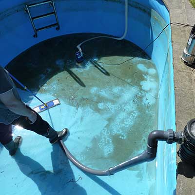 Gründliche Reinigung Schwimmbecken