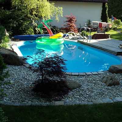 Ein Schwimmbad im Garten